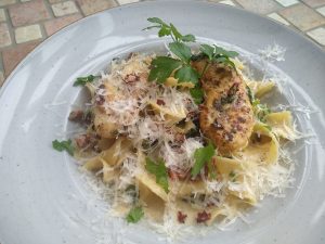 Tagliatelle in Parmesansauce mit Spinat und saftiger Hähnchenbrust