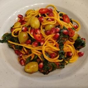 Kurkumaspaghetti mit Spinat und Oliven