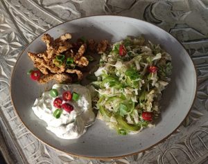 Putengyros mit Spitzkohlsalat und Tzatziki
